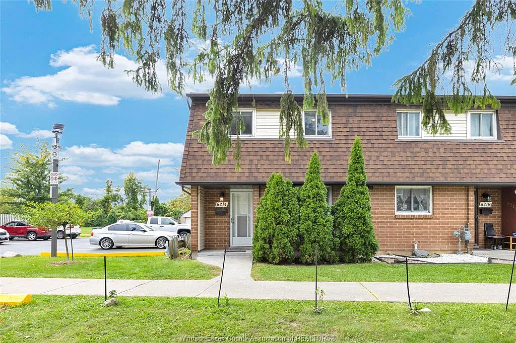 3 bed, 1.5 bath, $2,100 — Photo 2