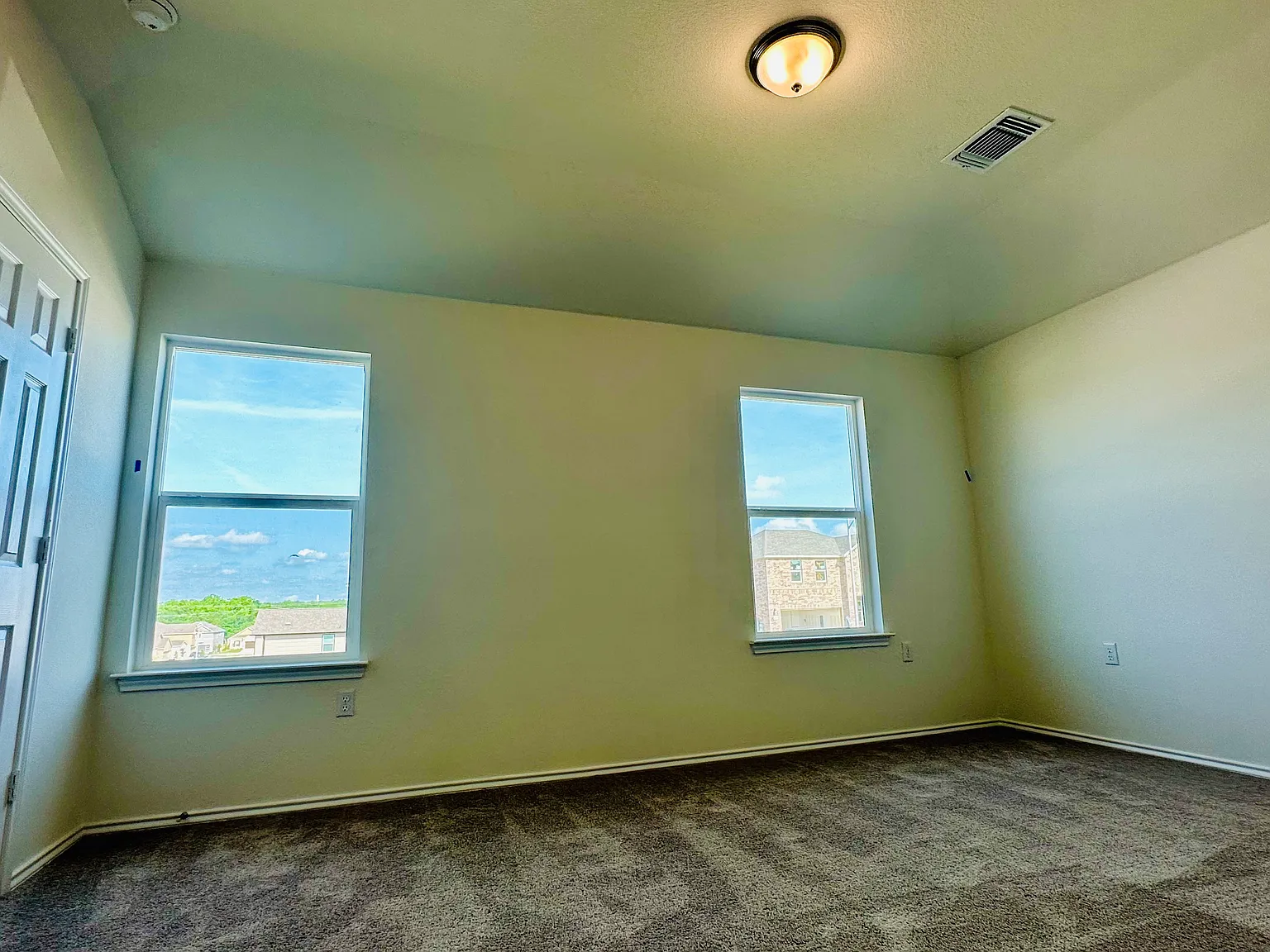 4 bed, 2400 sqft, $2,249 — Photo 4