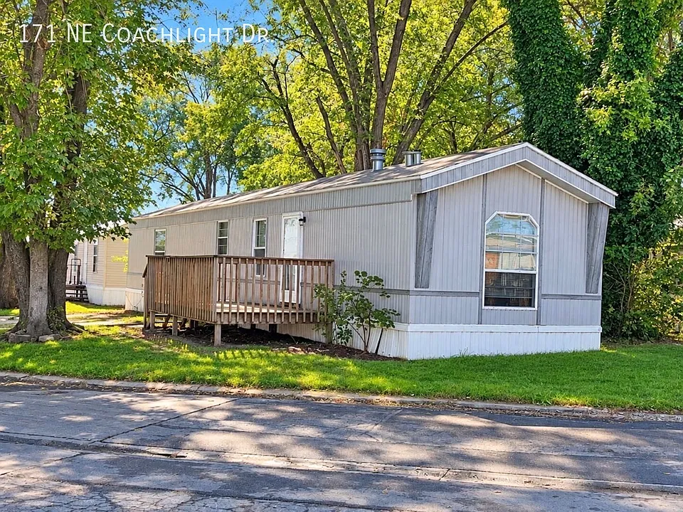 171 NE Coachlight Dr