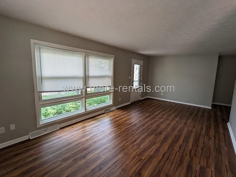 398 Collingwood Ave — Photo 3