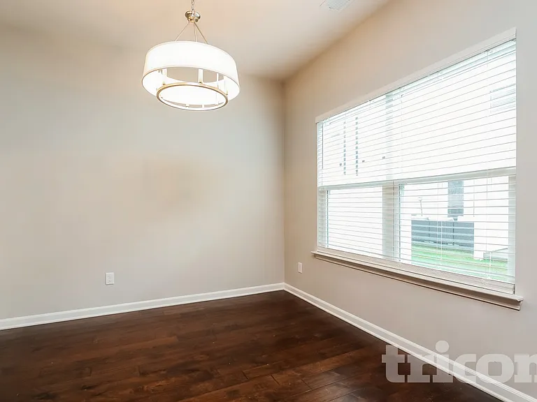 403 Riverwood Ct — Photo 4