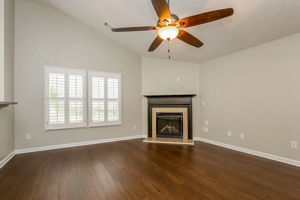 3 bed, 2.0 bath, 1404 sqft, $2,355 — Photo 3
