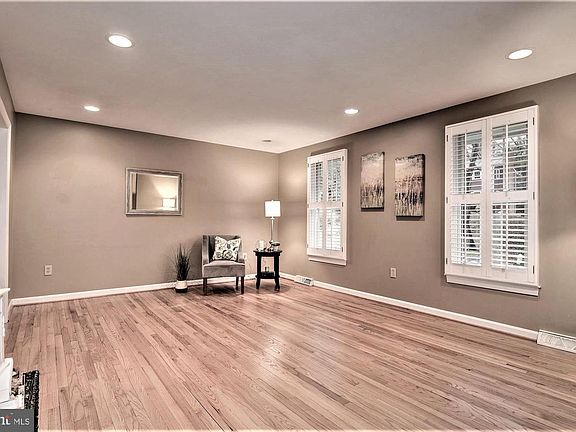 4th image of 97 Roads End Ln
