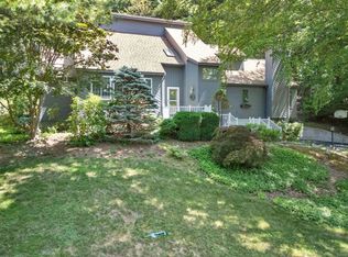 80 Greentree Dr, Glastonbury, CT 06033