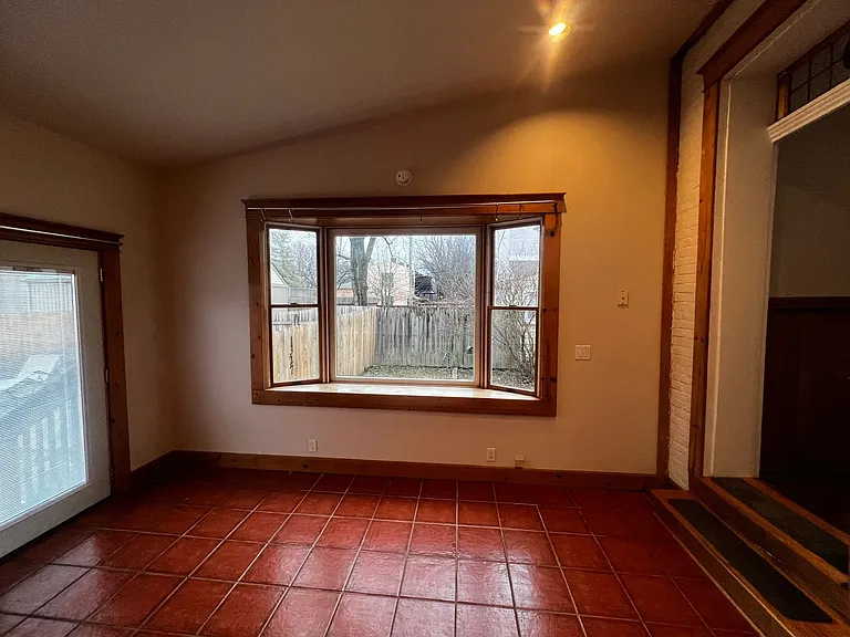 1327 E Washington St — Photo 39