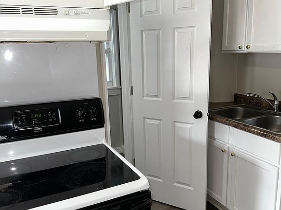 3rd image of 657 Bedford St #2