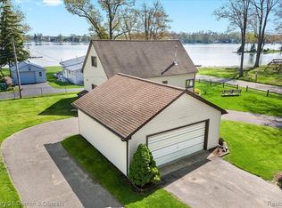 1645 Grinshaw St, Commerce Township, MI 48382