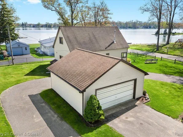 1645 Grinshaw St, Commerce Township, MI 48382