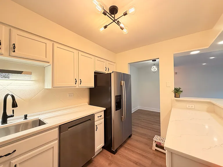 7353 Blackburn Ave #206 — Photo 11