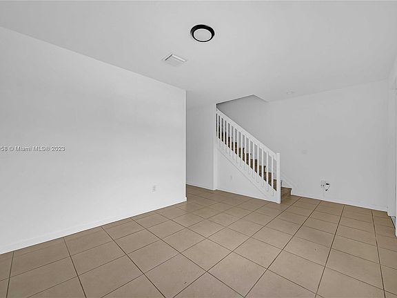 4th image of 568 SE 32nd Ave #568