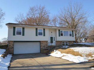 223 Maple Park Dr, Pekin, IL 61554