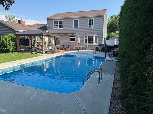 4 Trafalgar Dr, Plattsburgh, NY 12901