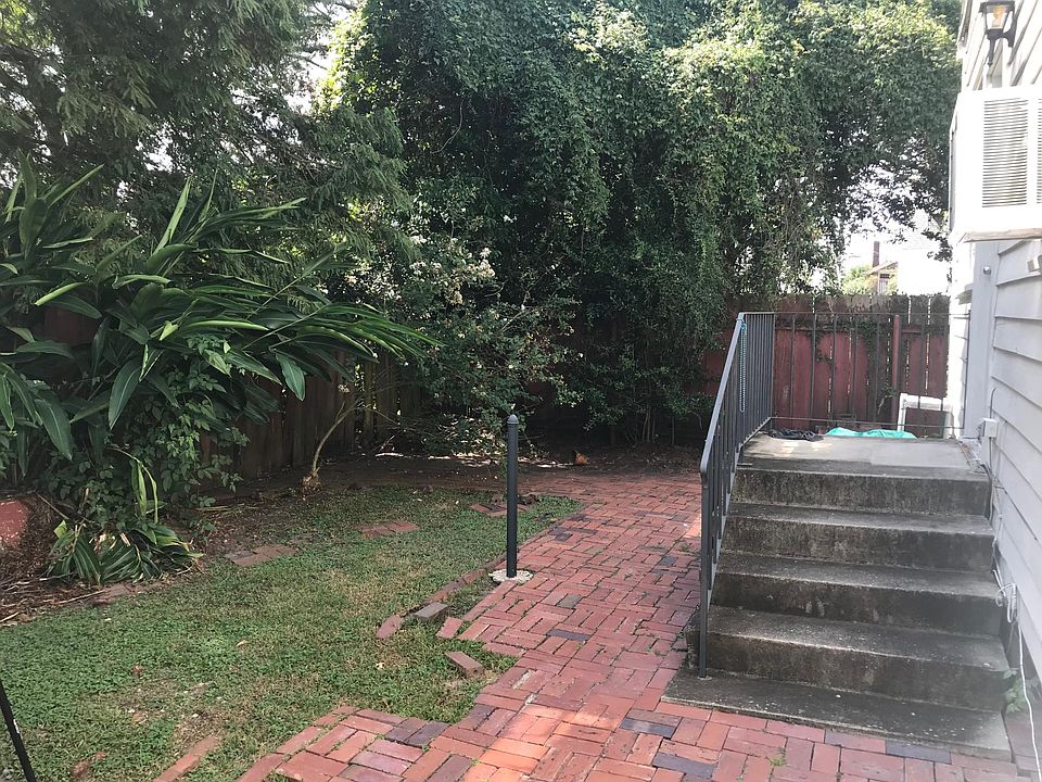 Private entrance with lovely patio area