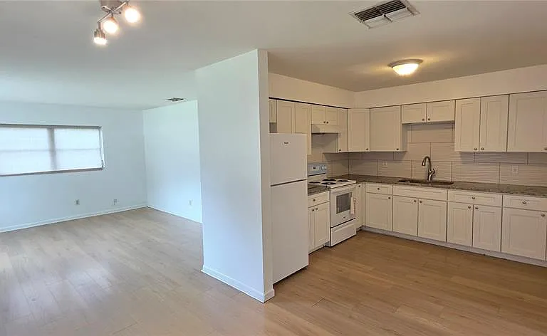 410 S Oakwood Ave — Photo 5