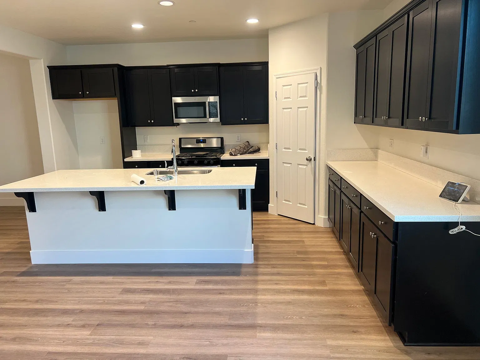 3 bed, 2.5 bath, 2150 sqft, $2,600 — Photo 1