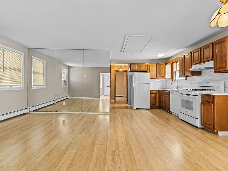43 Virginia Ave — Photo 2