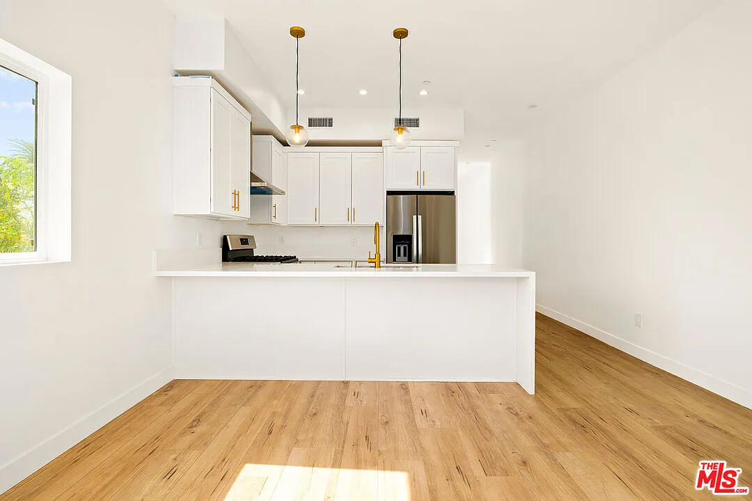 3 bed, 2.5 bath, 1800 sqft, $4,299 — Photo 4