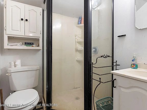 3rd image of 218 Paris Ave
