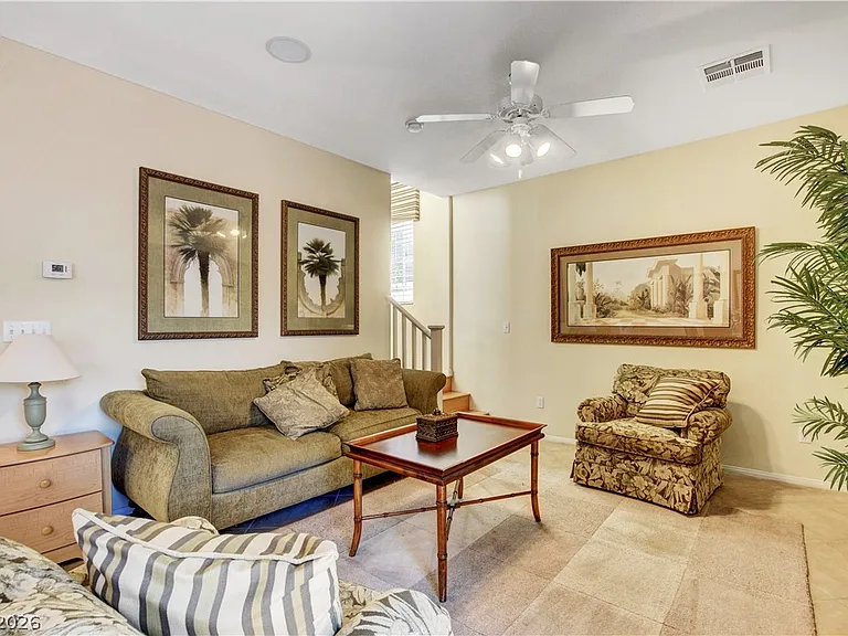 251 Queens Ct — Photo 9