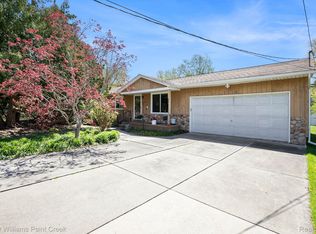 3115 Lexington Rd, Waterford, MI 48328