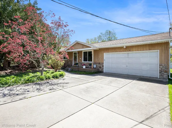 3115 Lexington Rd, Waterford, MI 48328