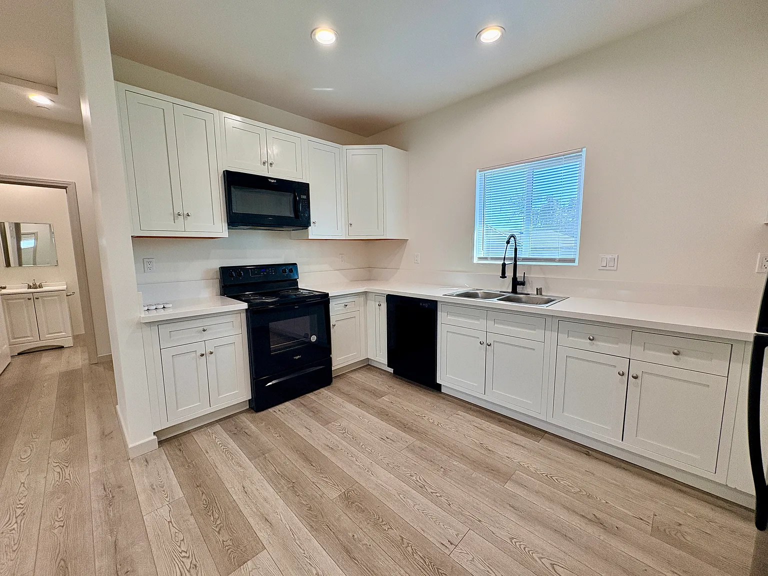 3 bed, 1050 sqft, $2,700 — Photo 3