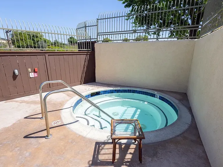 5252 Balboa Arms Dr #170 — Photo 16