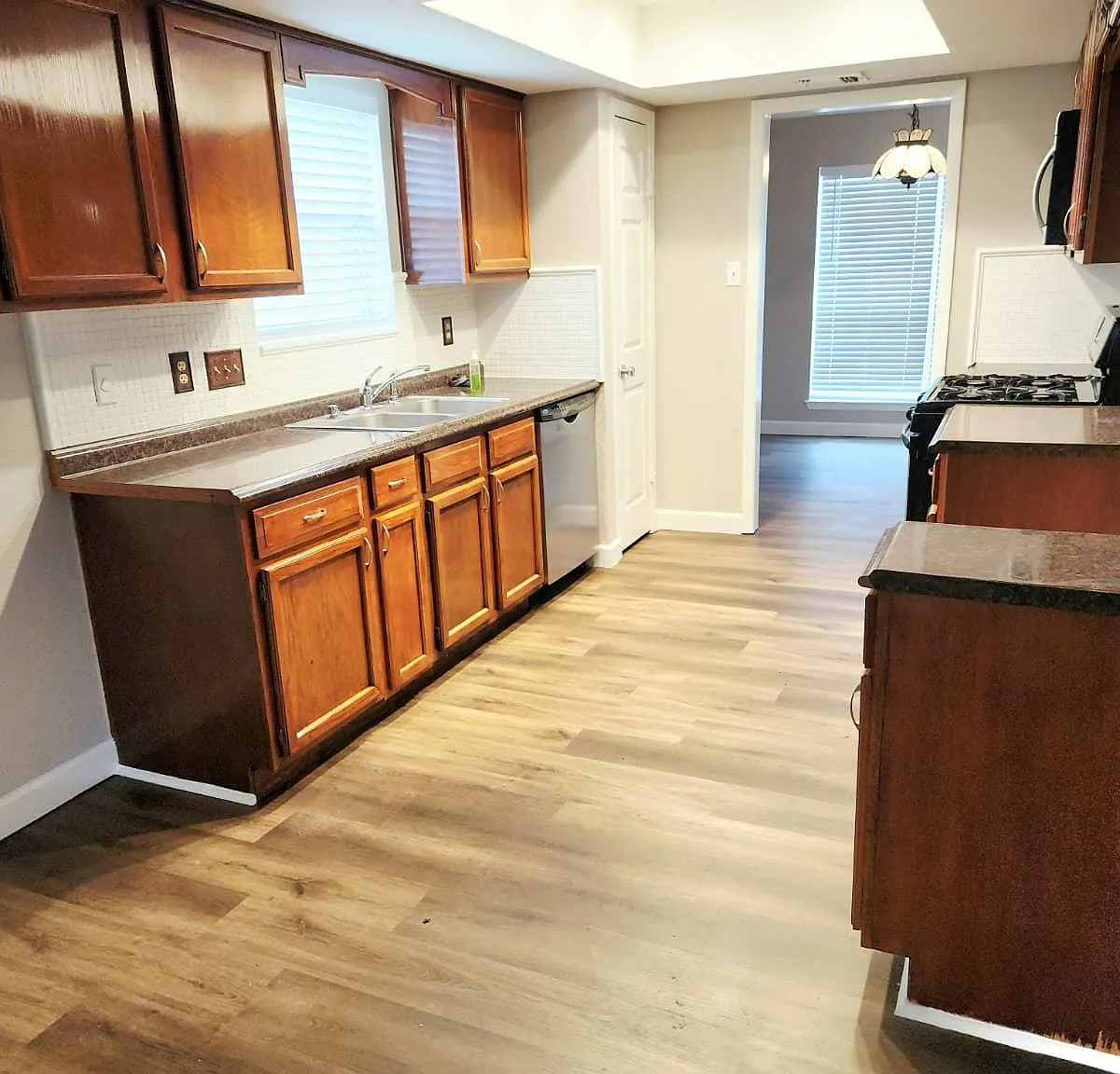 4 bed, 2.5 bath, 2410 sqft, $2,200 — Photo 4