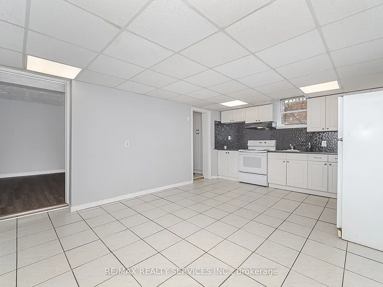 21 Beverley St #LOWER — Photo 12