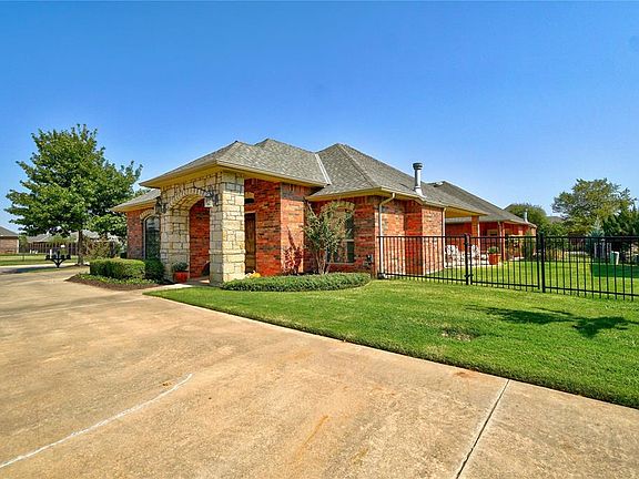 3rd image of 2216 Persimmon Dr
