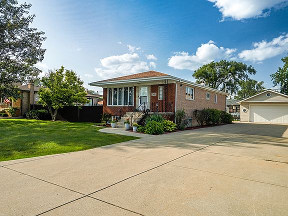 3rd image of 7936 W 101st Pl