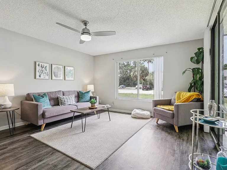 Lakeside Glen Apartments — Photo 20