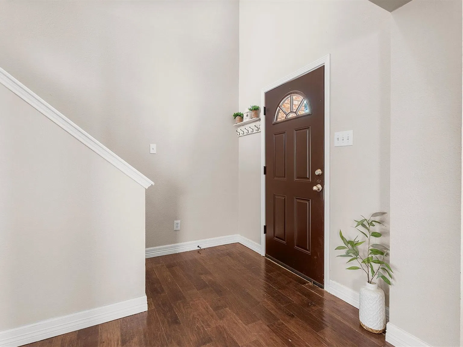 3 bed, 2.5 bath, 2680 sqft, $2,000 — Photo 2
