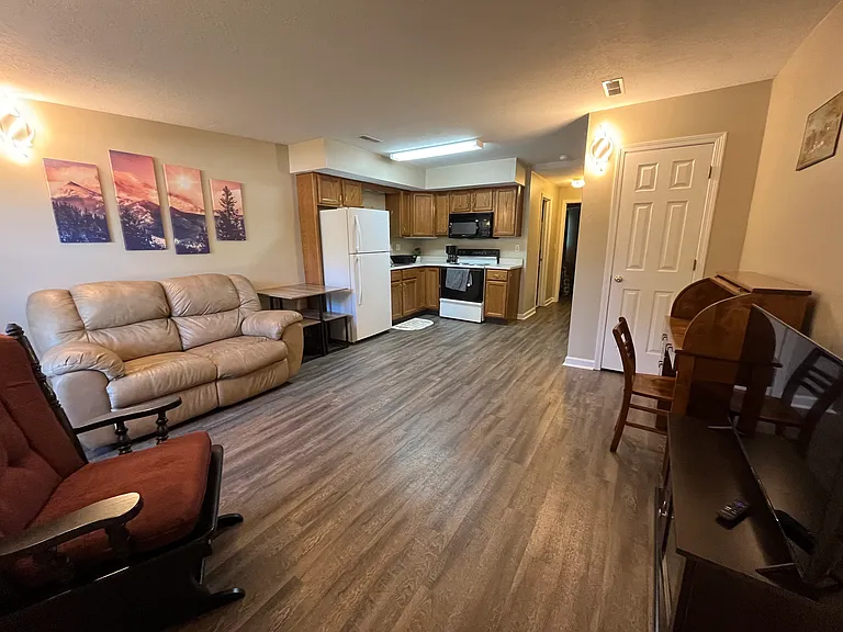 204 W Railroad St #5 — Photo 2