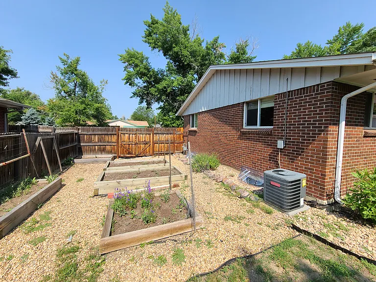 1374 S Niagara St — Photo 22