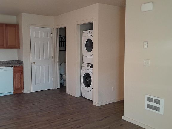 Kitchen and Washer/Dryer