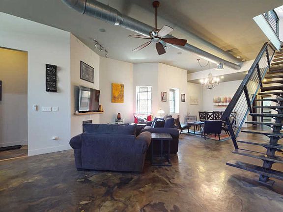 4th image of 6053 W Montrose Ave