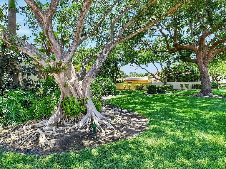 3567 Commodore Cir — Photo 41