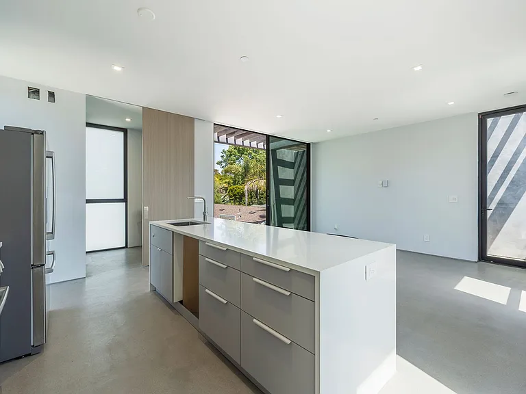 762 Rosecrans Ave — Photo 36