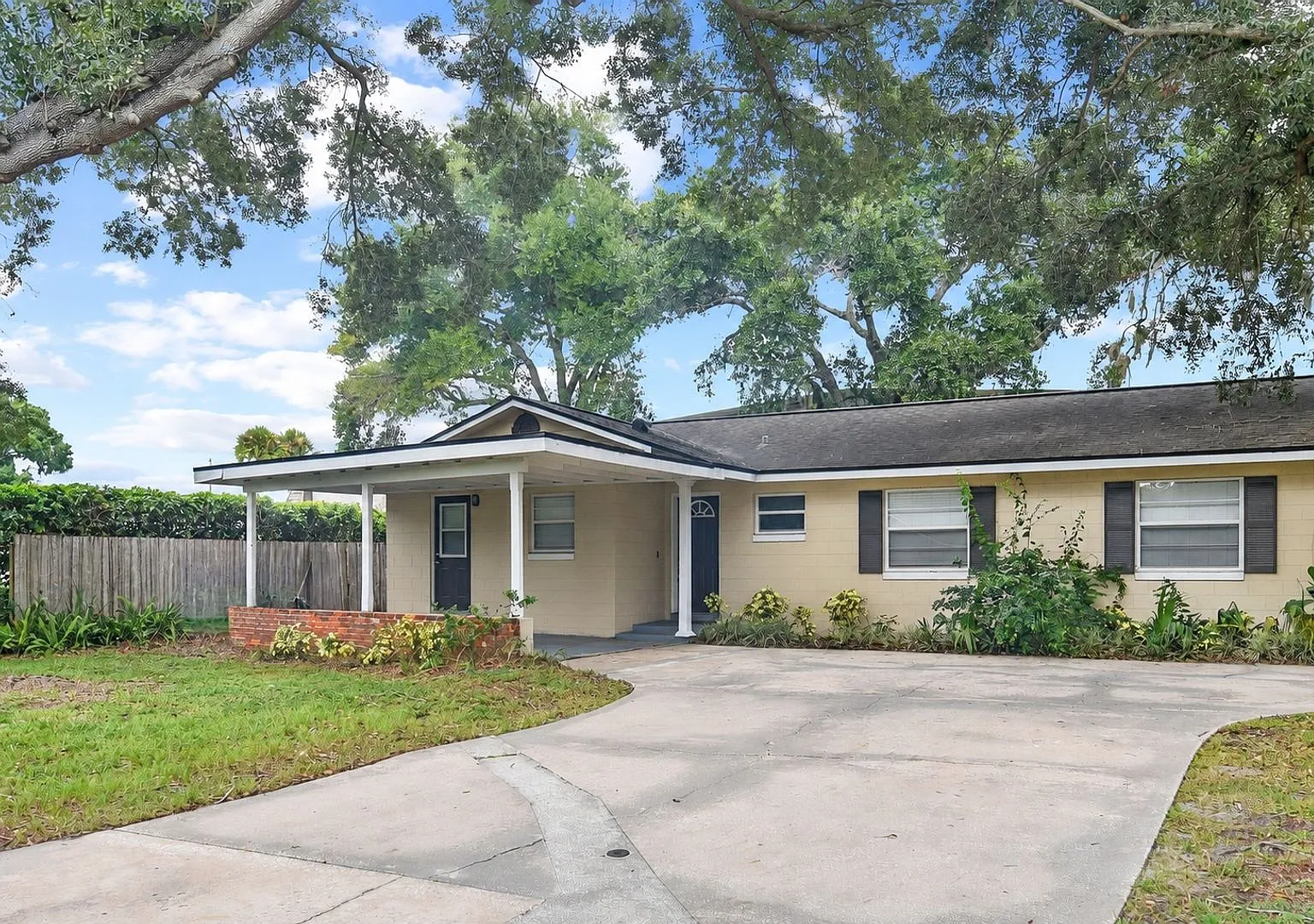Renovated two bedroom duplex with private yard — Photo 1
