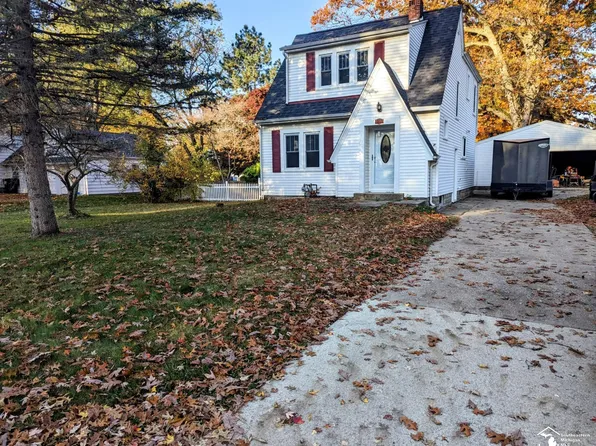 2111 Vivian Rd, Monroe, MI 48162