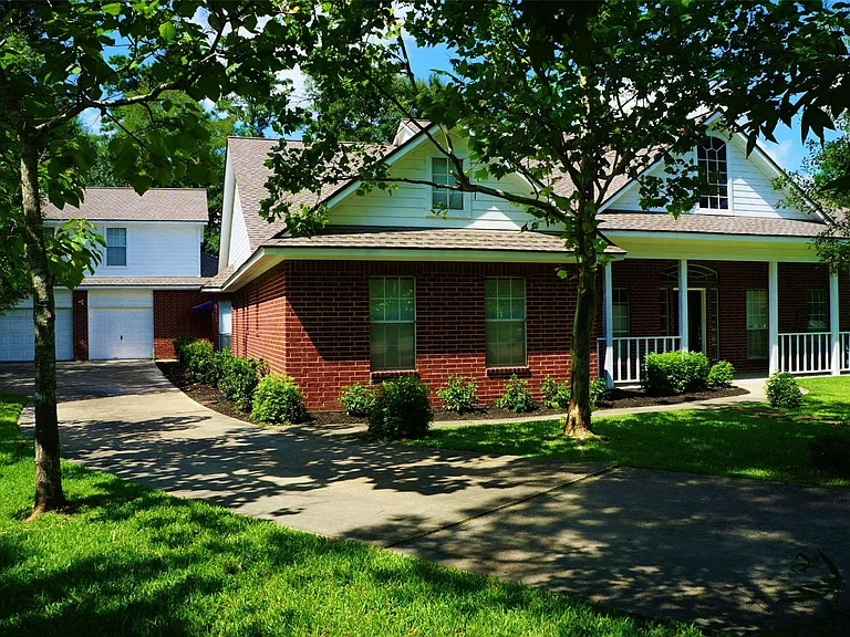 2429 Chantilly Ln — Photo 2