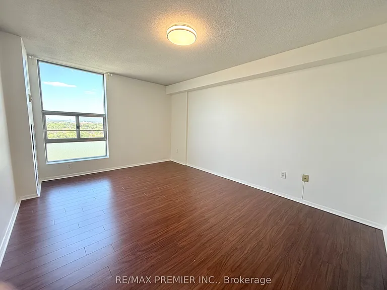 15 Kensington Rd #1011 — Photo 13