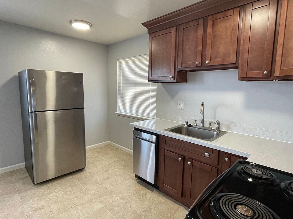 1st image of 650 E 17th St #579dbf8ec