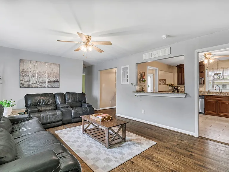 304 Wales Cir — Photo 3