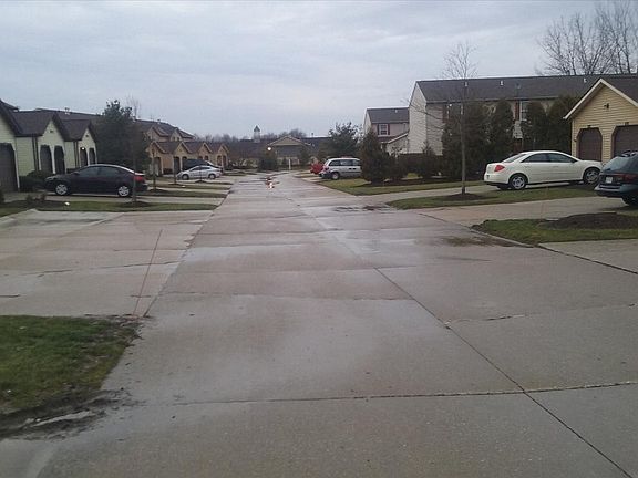 5th image of 4757 Ledgewood Dr Unit 2B