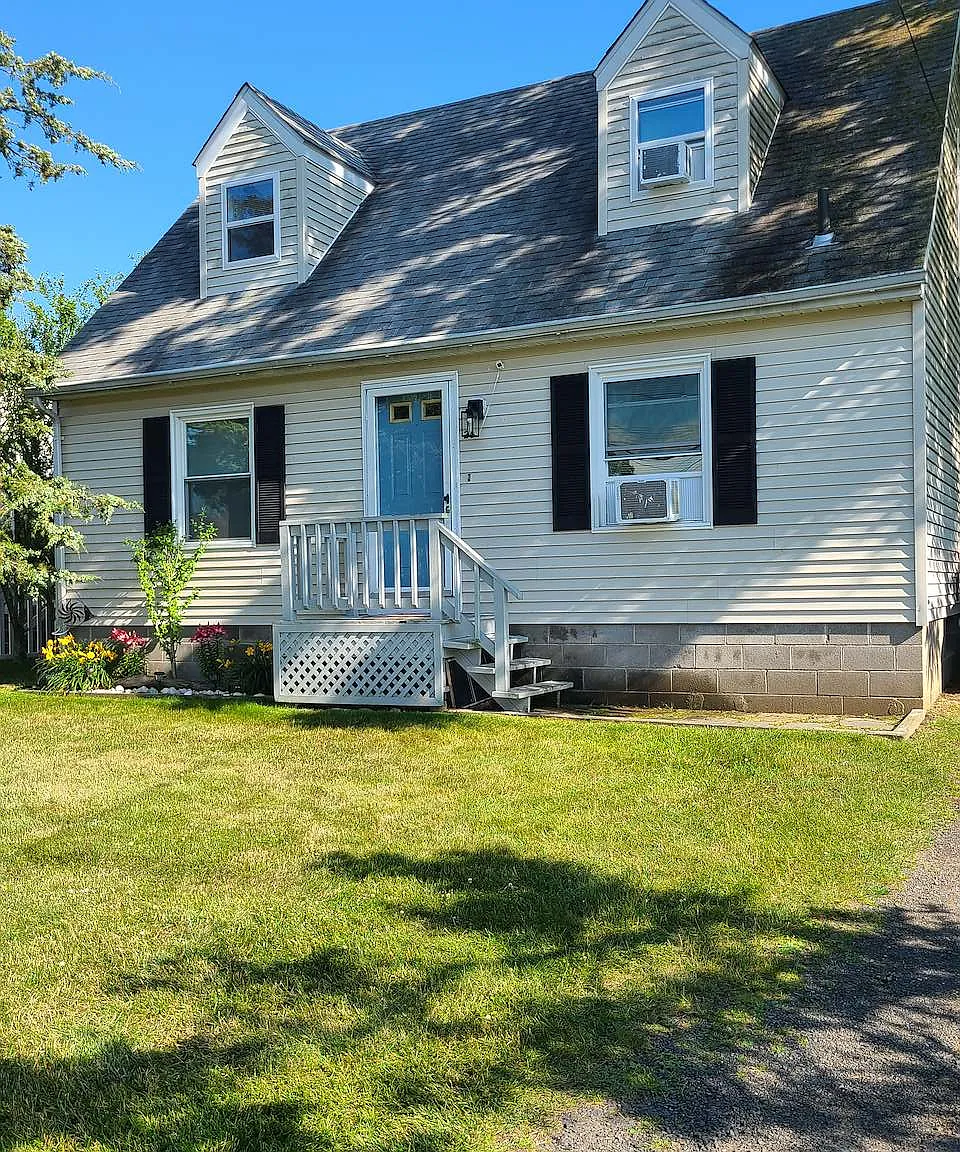 3 bed, 1.0 bath, 1100 sqft, $2,350 — Photo 1