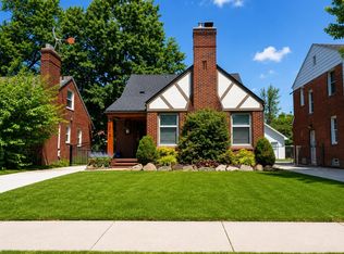 2118 Lennon St, Grosse Pointe Woods, MI 48236