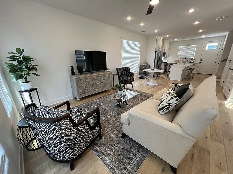 1326 Van Buren Ave — Photo 4