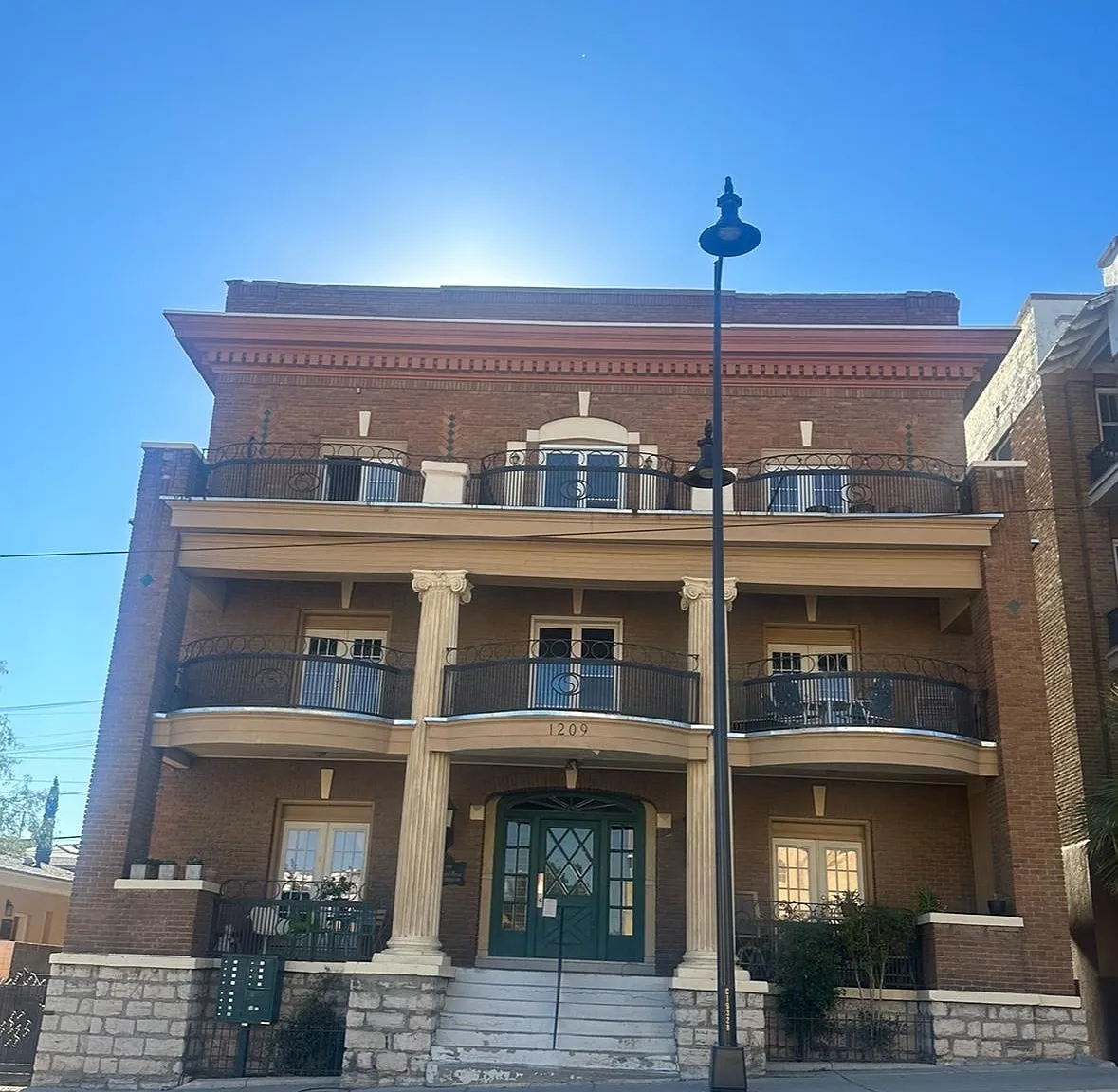 1209 N Oregon St — Photo 1